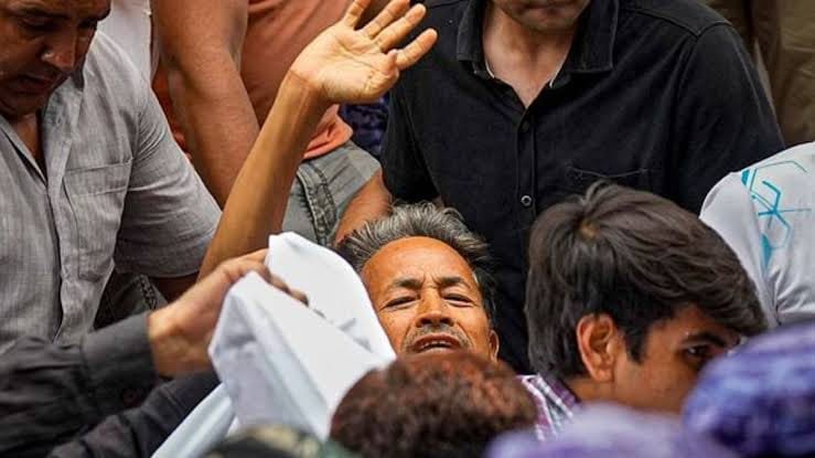 Anna Hazare Urges Centre to Hold Talks with Sonam Wangchuk